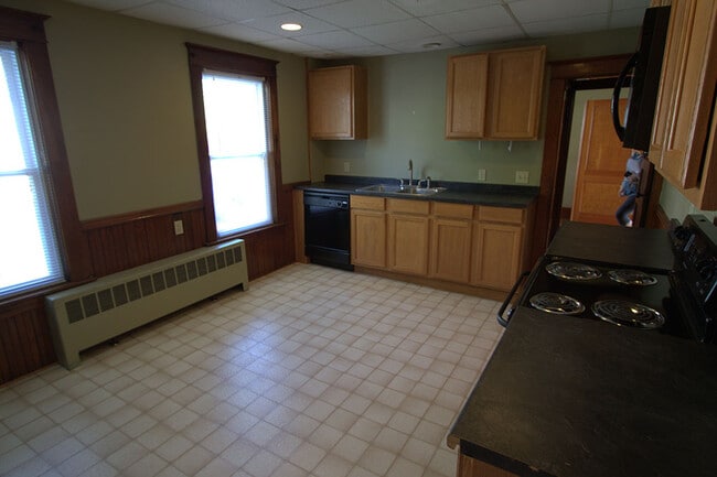 Building Photo - 377 Marlboro St
