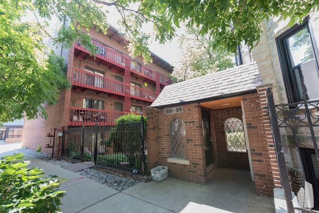 Building Photo - 803 W Oakdale Ave