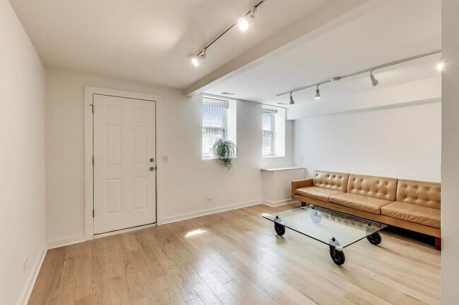 Foto del edificio - 2142 N Oakley Ave