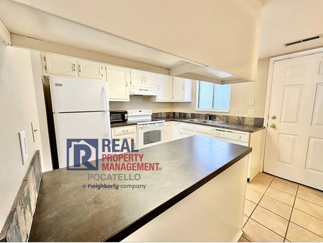 Building Photo - MOVE IN SPECIAL - 2 bed 1.5 bath townhouse...