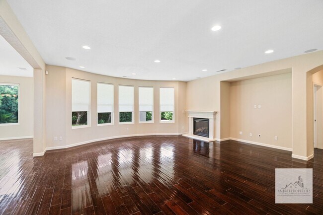 Building Photo - Beautiful 4 Bedroom 3 Bath Home with Solar in Northeast Fresno!