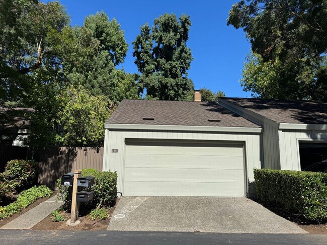 Foto del edificio - BEAUTIFUL 2 STORY CONDO IN THE CAMPUS COMMONS AREA!