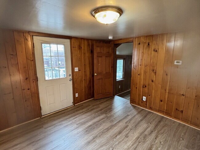 Foto del edificio - Freshly Remodeled 3BR / 1 BA Apartment
