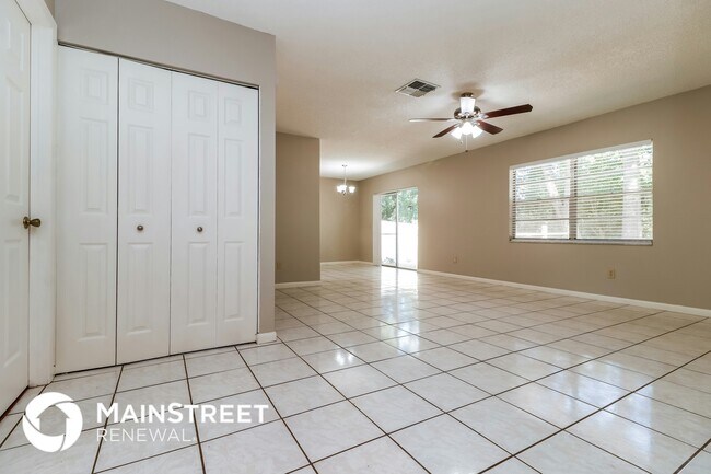 Foto del edificio - 207 Regal Park Dr