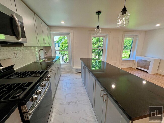 Foto del edificio - 2BR 1BA Classic Details Top Floor Brownstone w/ New Modern Finish on Preserved Bedstuy Block