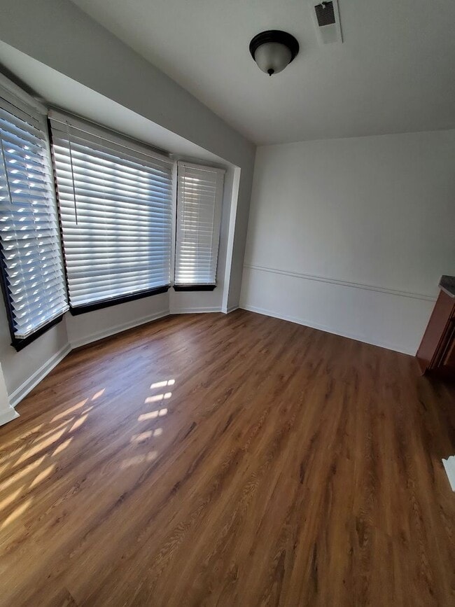 Building Photo - Two Bedroom Townhome in Churchland!
