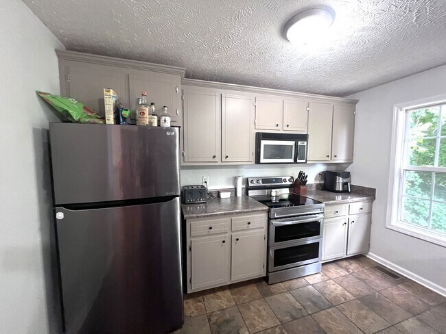 Building Photo - 3 Bedroom 2.5 Bath home in well establishe...