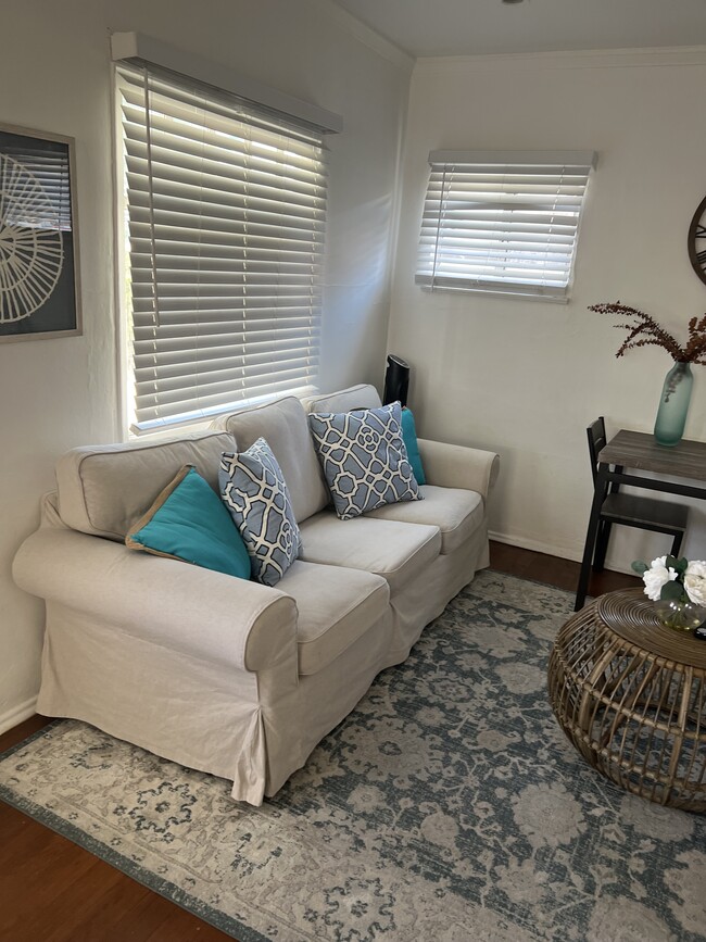Living room - 348 30th St