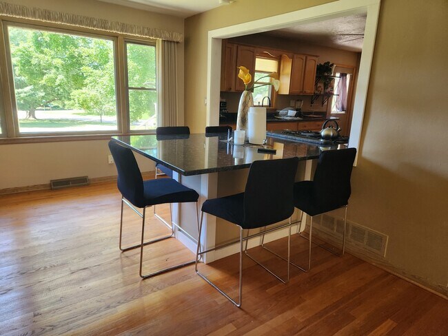 Foto del edificio - 728 Tamarack Ln