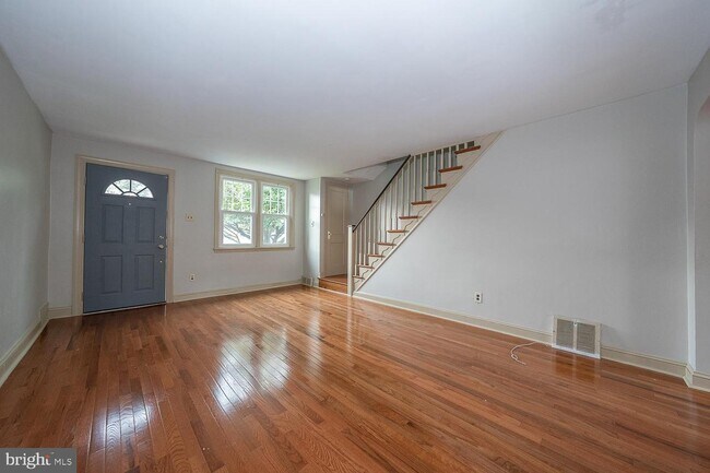 Building Photo - 2217 S Harwood Ave