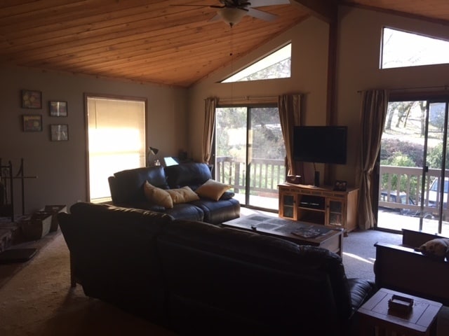 Building Photo - Rare short term lease with this 3/2 in Lak...