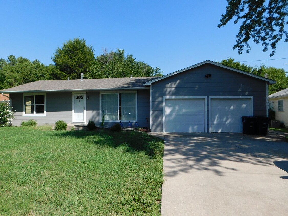 Primary Photo - Beautiful 3 bedroom/1 bath home in El Dora...