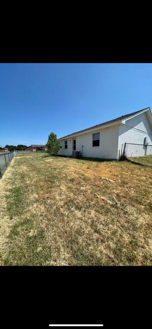 Building Photo - Full Brick 3 bedroom 2 bath 2 car garage H...
