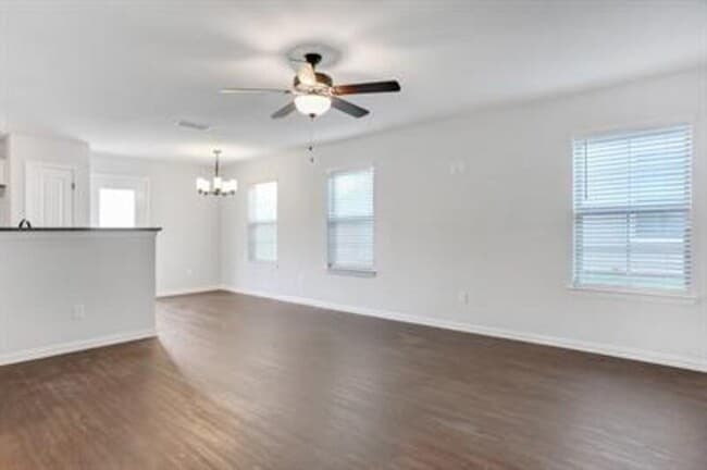 Building Photo - 243 W Forest Ave