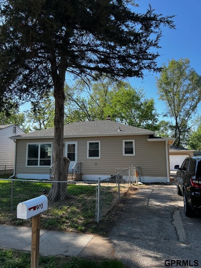 Building Photo - 903 E Hopkins Dr