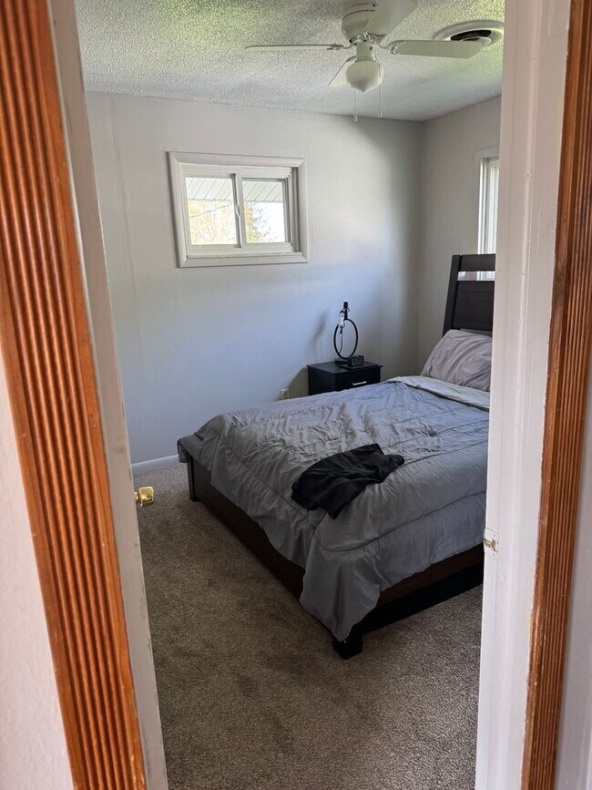 Foto del edificio - Two Bedroom One Bath Upper Unit in Duplex