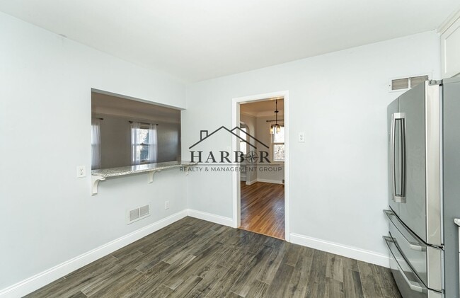 Building Photo - 116 16th Ave NW
