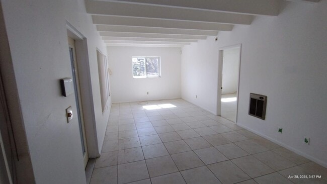 Building Photo - 3 S Lake Dr