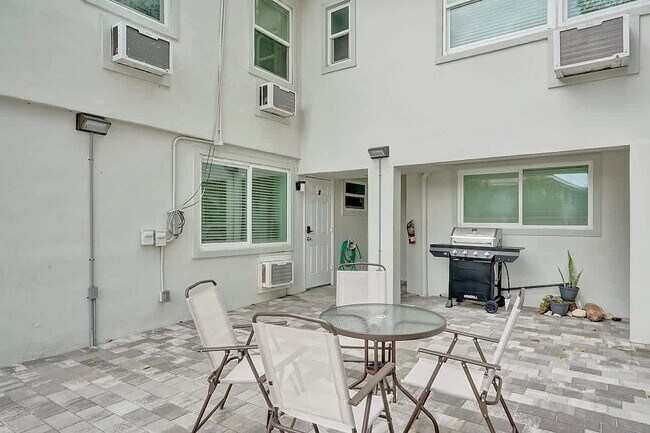 Foto del edificio - 906 N Riverside Dr