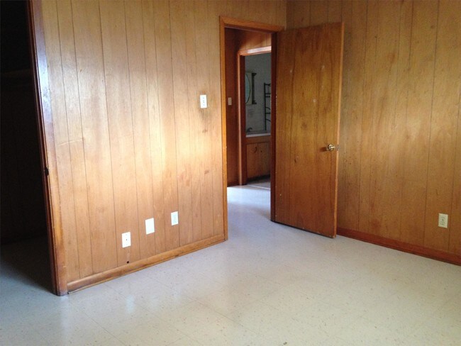 Building Photo - 1600 Badt Ave
