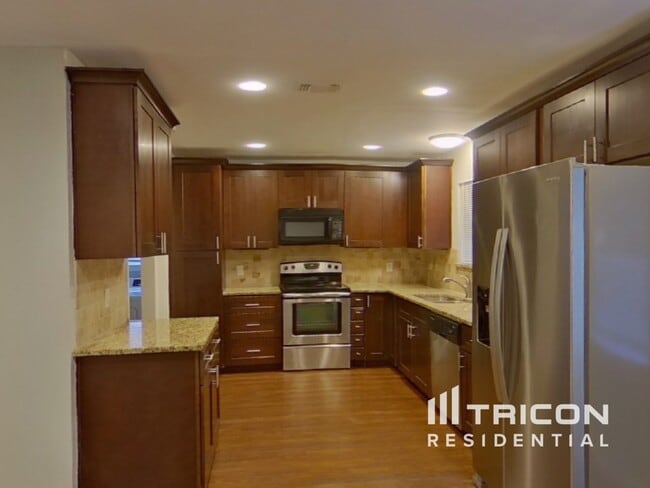 Building Photo - 126 Tharp St