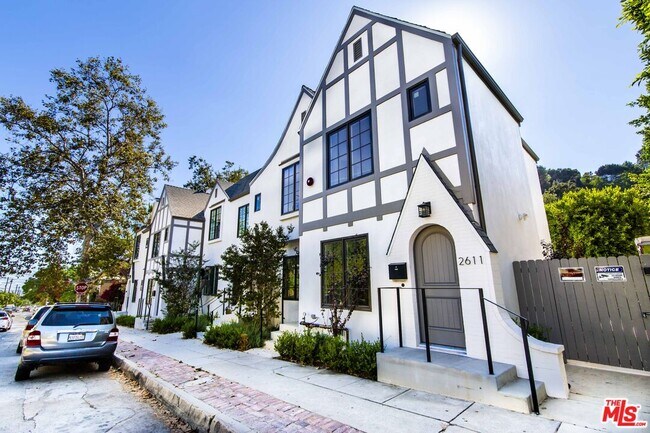 Foto del edificio - 2611 Beachwood Dr