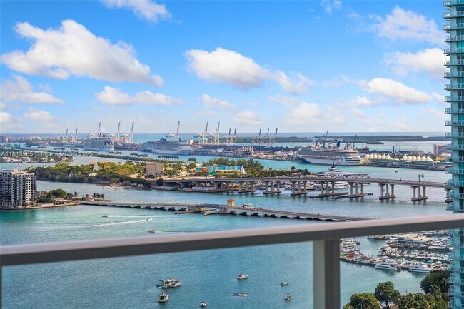 Building Photo - 2020 N Bayshore Dr
