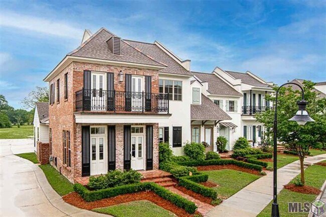Building Photo - Upscale Townhouse in The Village at Magnol...