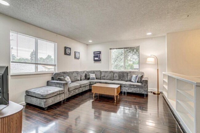 Foto del edificio - 1320 Youngfield St