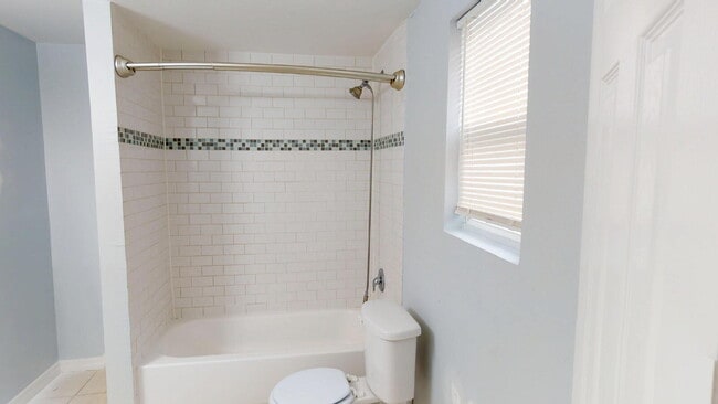 Foto del edificio - "Charming 3-Bedroom Home with Gleaming Hardwood Floors and 3 Full Baths on Camelot Rd, Jacksonvil...