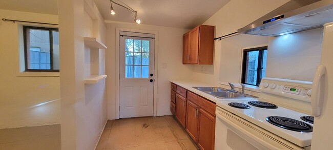 Building Photo - Cute 1940s Adobe 1 BR near Bike Path, Barr...