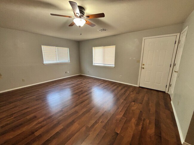 Foto del edificio - 2 bedroom 1 bathroom house in Downtown Edmond with central heat and air and washer/dryer hookup
