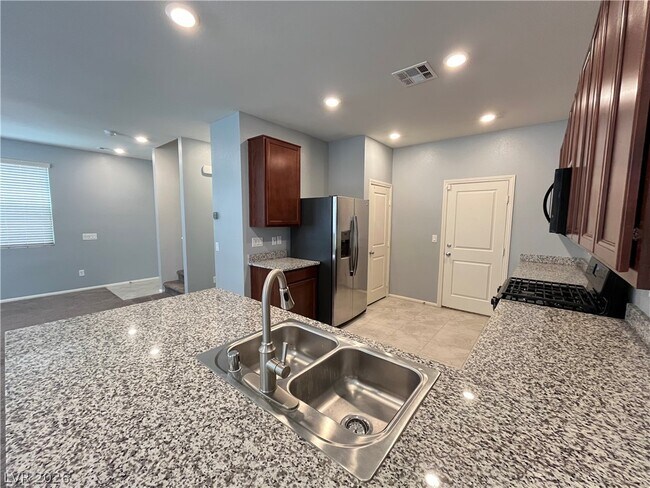 Foto del edificio - 7052 Fossil Lake St