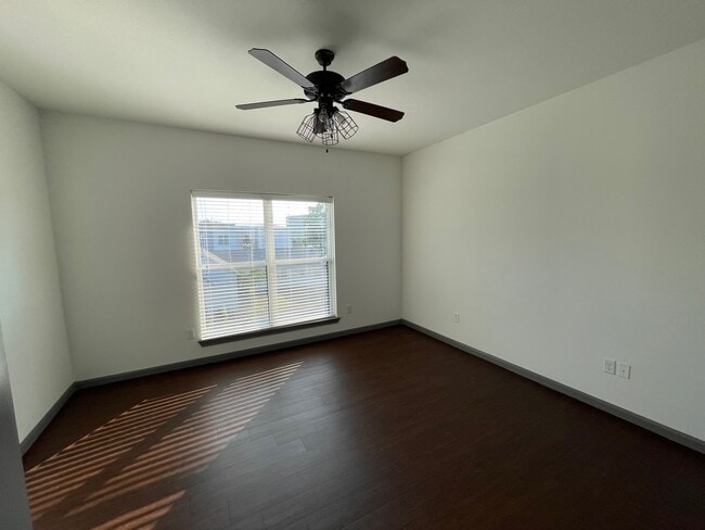 Building Photo - 300 Clay Ave