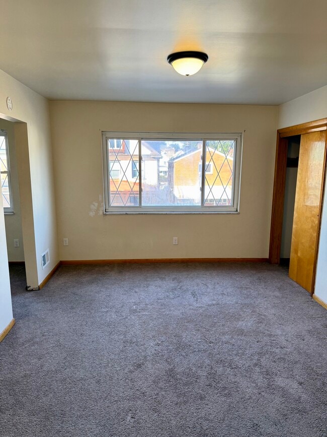 Building Photo - 338 Russellwood Ave