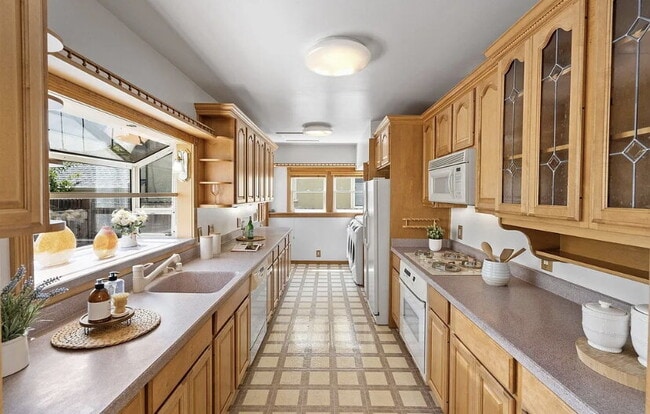 Building Photo - NO HOA!!!  This 1 bedroom 1 bathroom split...