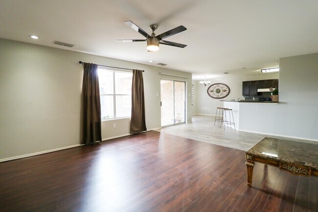 Building Photo - 915 Palafox Dr