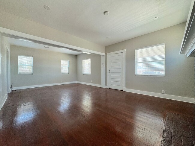 Foto del edificio - 2 bed w/REFRIG A/C and HUGE finished basem...