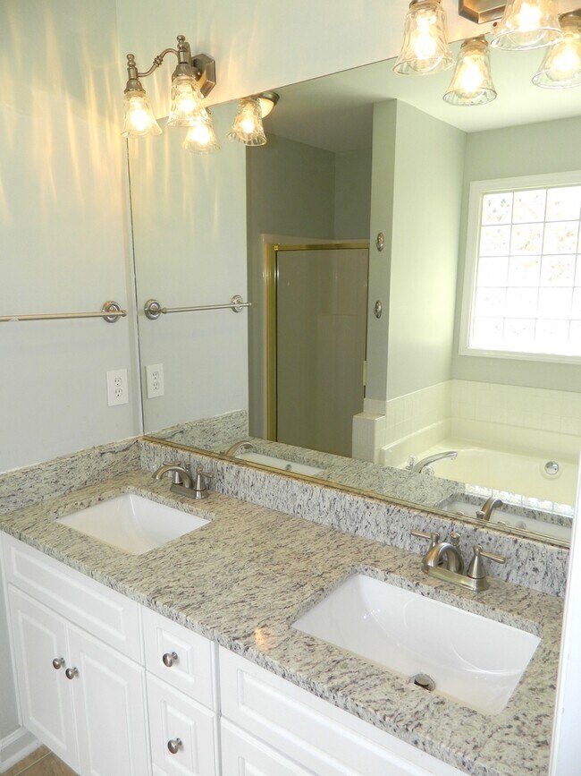 Building Photo - 1099 Maple Ridge Ct