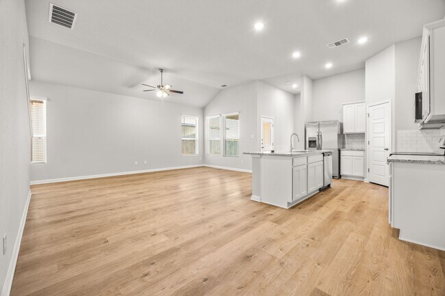 Foto del edificio - 4 Weeks Free!!! Brand New Modern Duplex in Buda with Premium Finishes and Spacious Yard!