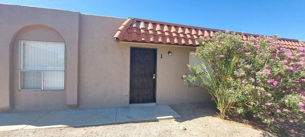 Building Photo - 2802 E Idaho Ave