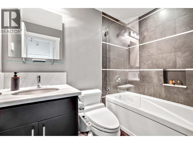 Building Photo - 281 Smithe St