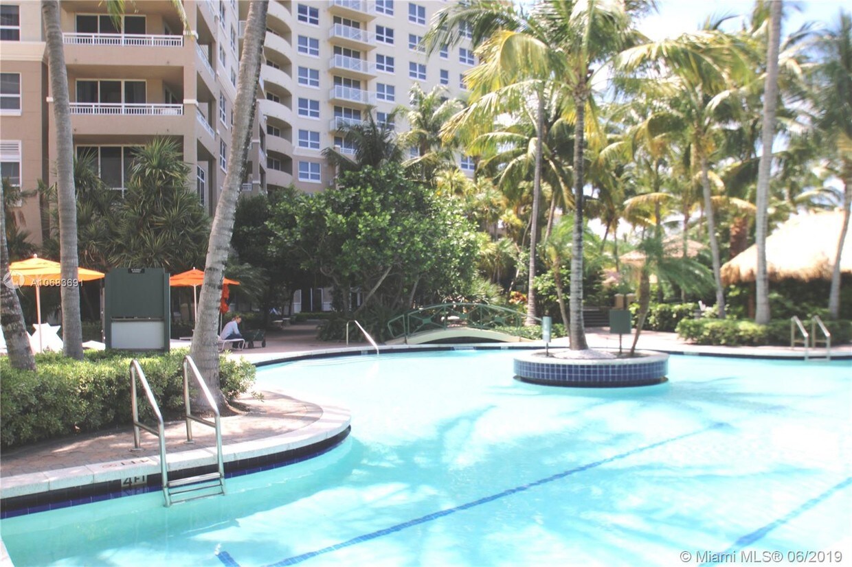 Foto principal - 19501 W Country Club Dr