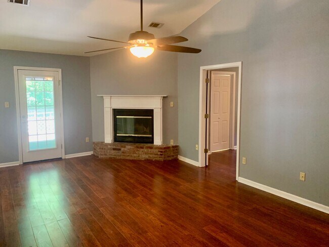 Building Photo - For Lease - 3 Bedroom 2 Bath Valley View!