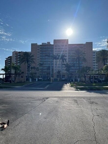 Building Photo - 880 Mandalay Ave