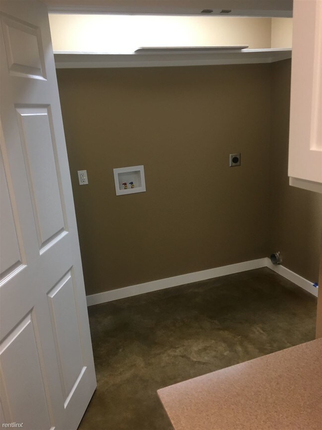 Building Photo - 3 br, 2 bath Townhome - 530 South Main Street