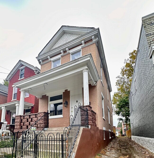 Building Photo - 410 E 17th St