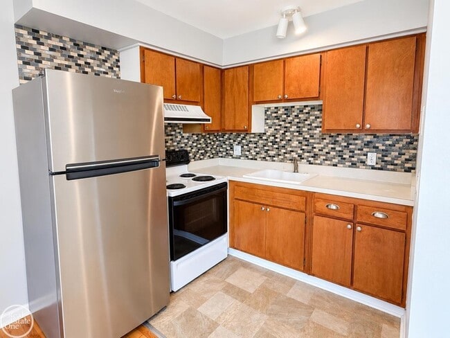 Building Photo - 4840 Briarwood Ave