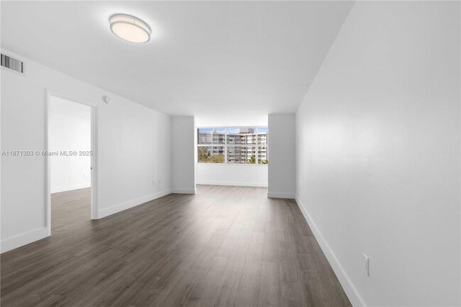 Foto del edificio - 1300 NE Miami Gardens Dr