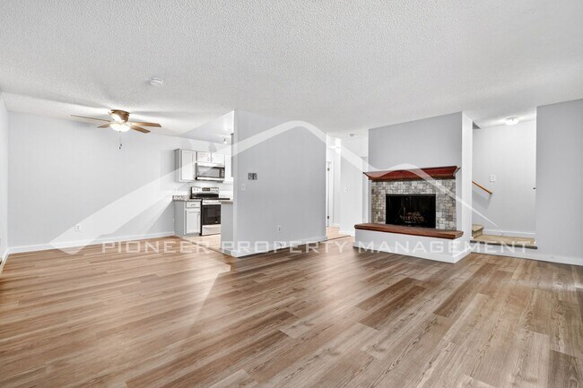 Foto del edificio - Spacious Townhouse with Washer/Dryer and 1 Car Garage